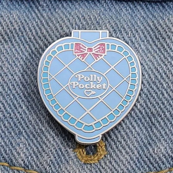 Retro Polly Pocket Light Blue Heart Compact Shaped Enamel Pin - Picture 2 of 4